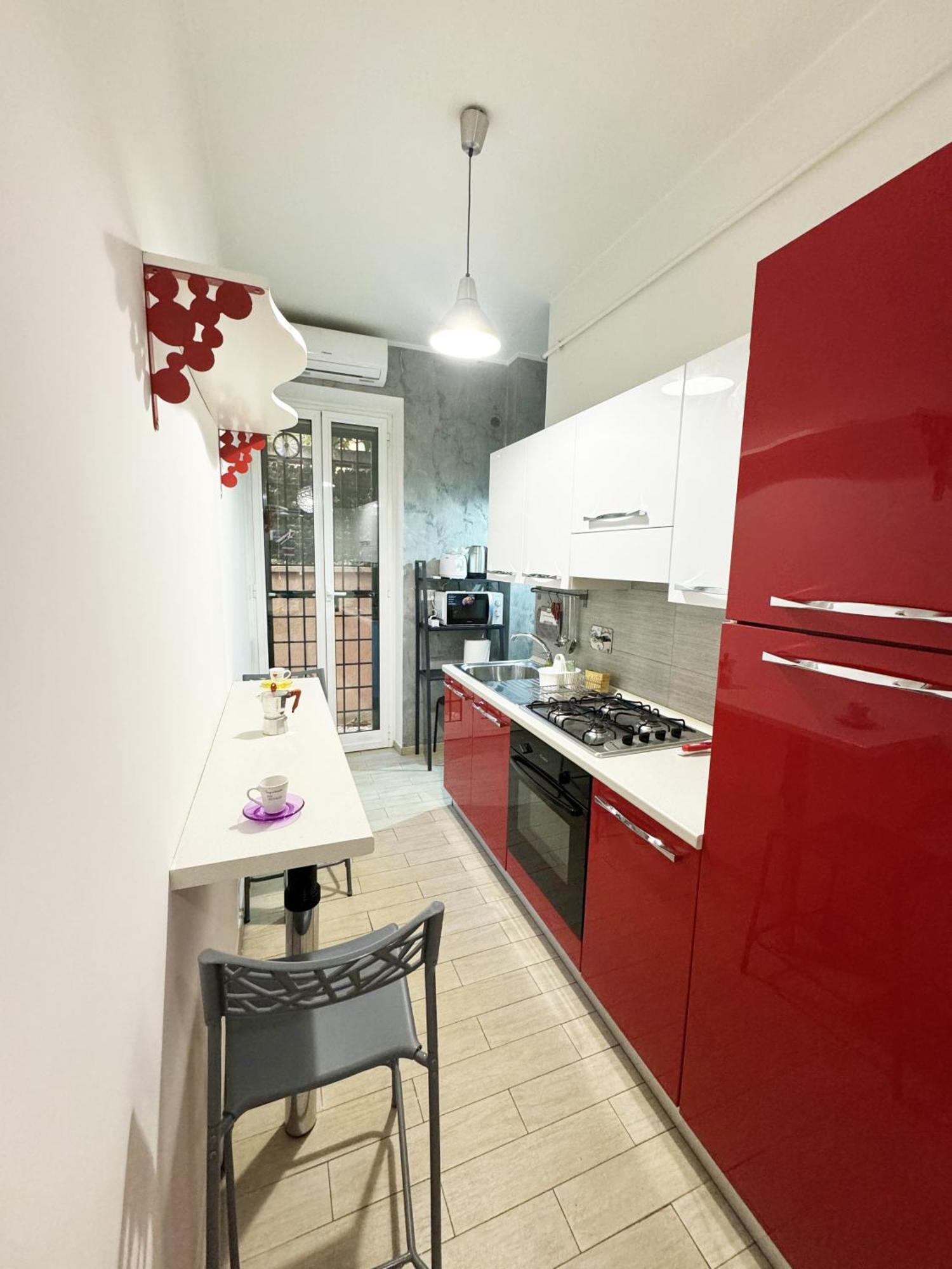 Metro B - Crimson Chic Eleganza Romana Apartment *